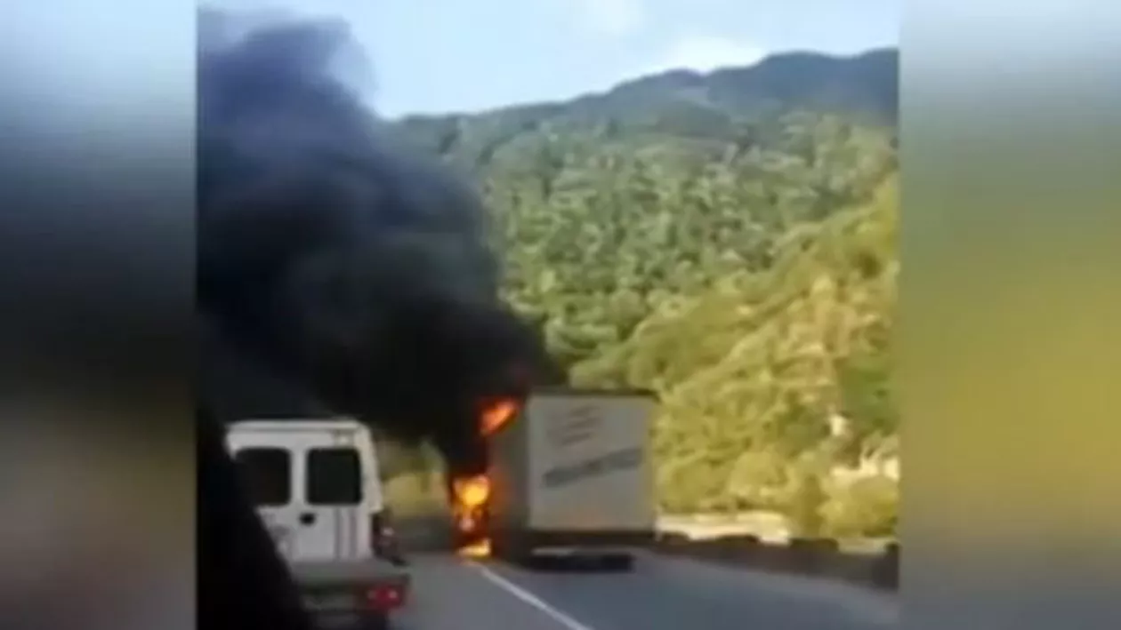 Un TIR a luat foc pe DN2, în județul Buzău: Nu există victime (VIDEO)