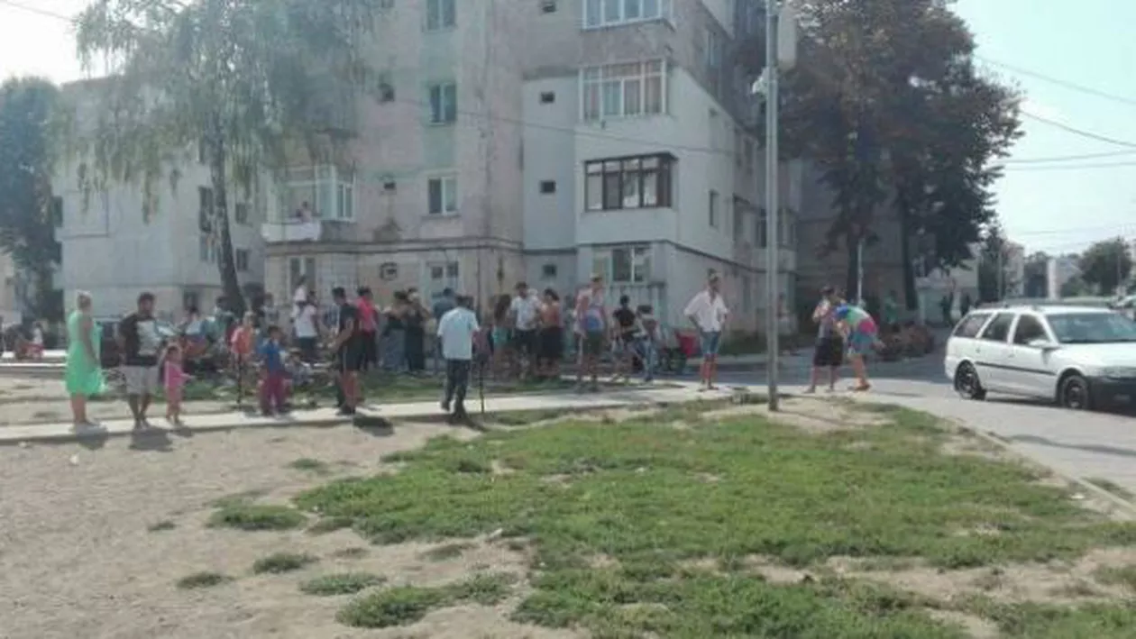 O polițistă, trasă de păr de mai multe țigănci! Mascații au intervenit în forță (FOTO)