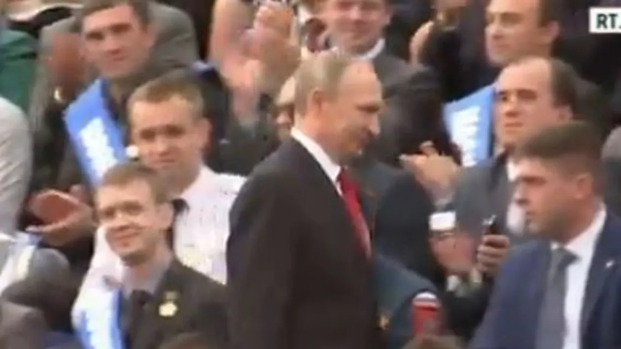 Preşedintele rus Vladimir Putin a făcut o baie de mulţime în Piaţa Roşie, de Ziua Moscovei (VIDEO)