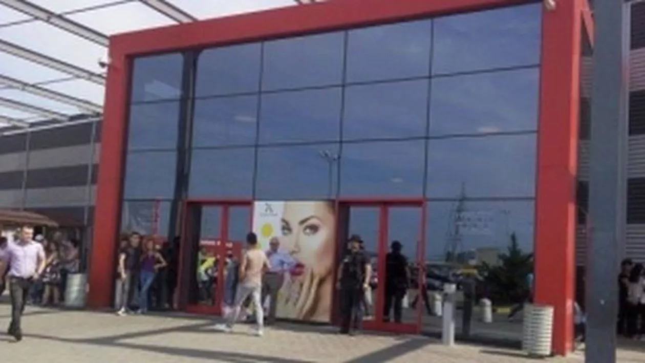 Un tânăr îmbrăcat în costum de Superman, autorul "atacului terorist" de la mall-ul din Focșani: Bărbatul nu voia decât să își impresioneze iubita (FOTO)