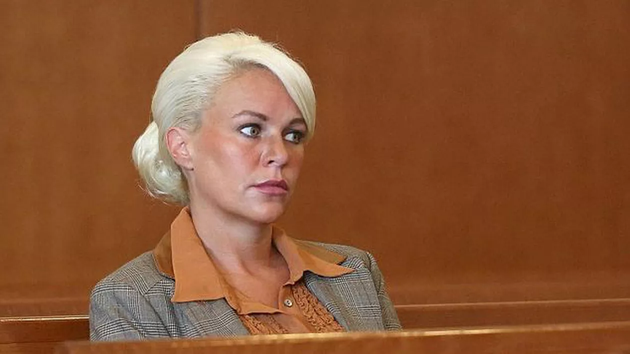 O femeie a pledat vinovată după ce și-a abuzat sexual copiii și pe prietenul fiicei sale