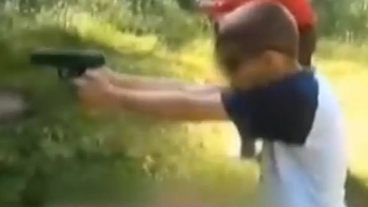 Imagini revoltătoare: Mai mulți copii din Prahova sunt antrenați să tragă cu arme folosite de trupele speciale (VIDEO)