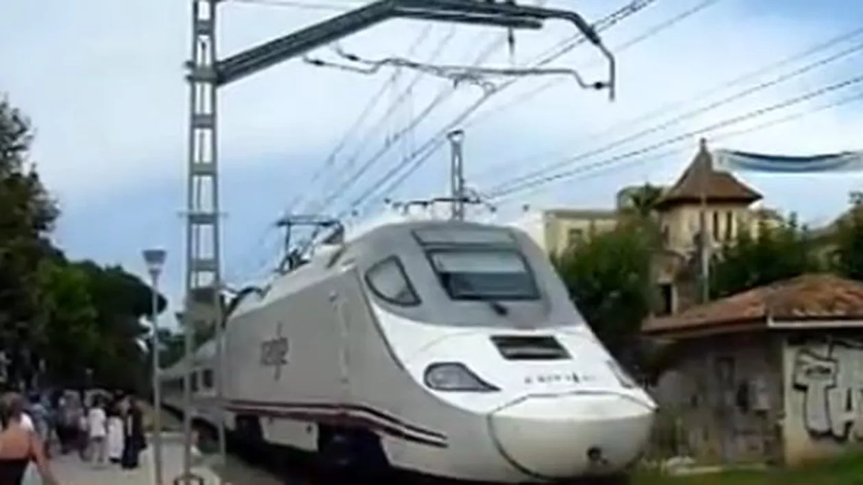 Pasageri abandonați. Un conductor a oprit trenul pe care-l conducea, înainte să ajungă la destinație, și a plecat acasă (VIDEO)