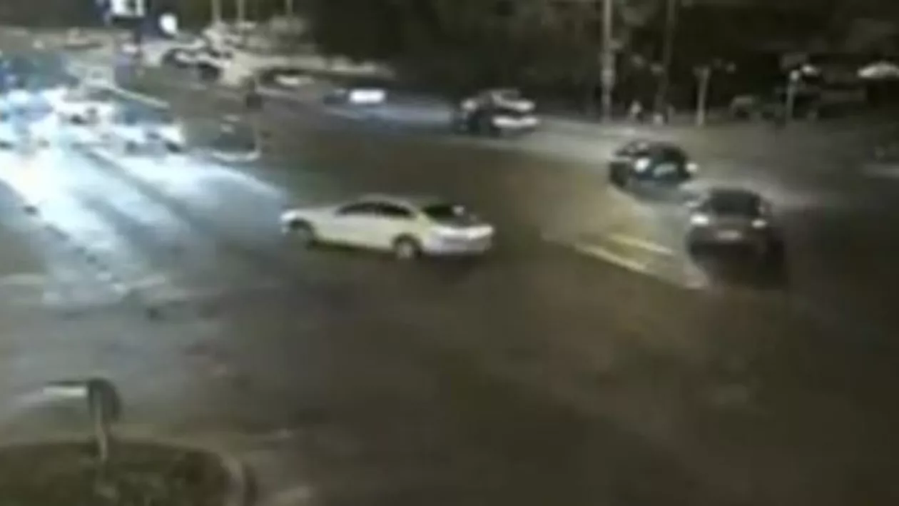 Un şofer teribilist s-a apucat să facă drifturi în mijlocul unei intersecţii din Timișoara (VIDEO)