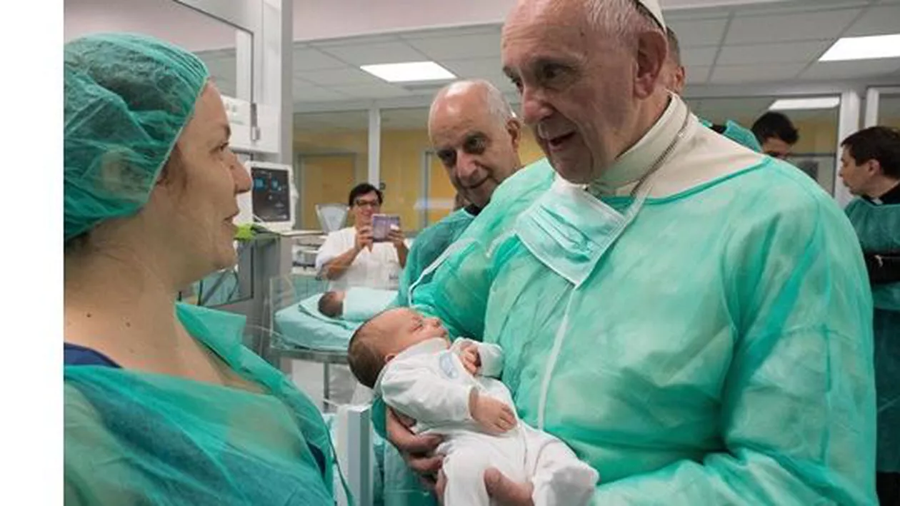 Papa Francisc a lăsat câte un medalion în pătuțul fiecărui bebeluș dintr-o secție de neonatologie (VIDEO)