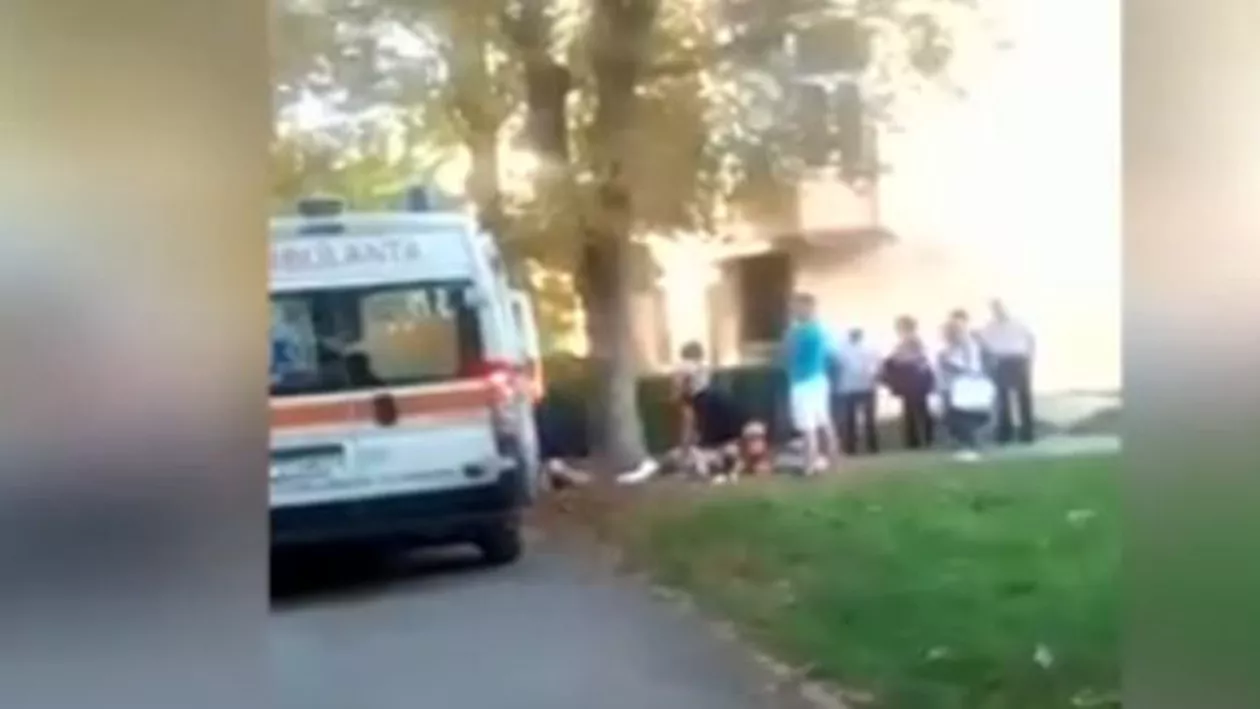 Scene de coşmar în Cugir. Un bărbat a înjunghiat o tânără și pe tatăl ei, supărat că fata nu vrea să-i mai dea atenție (VIDEO)