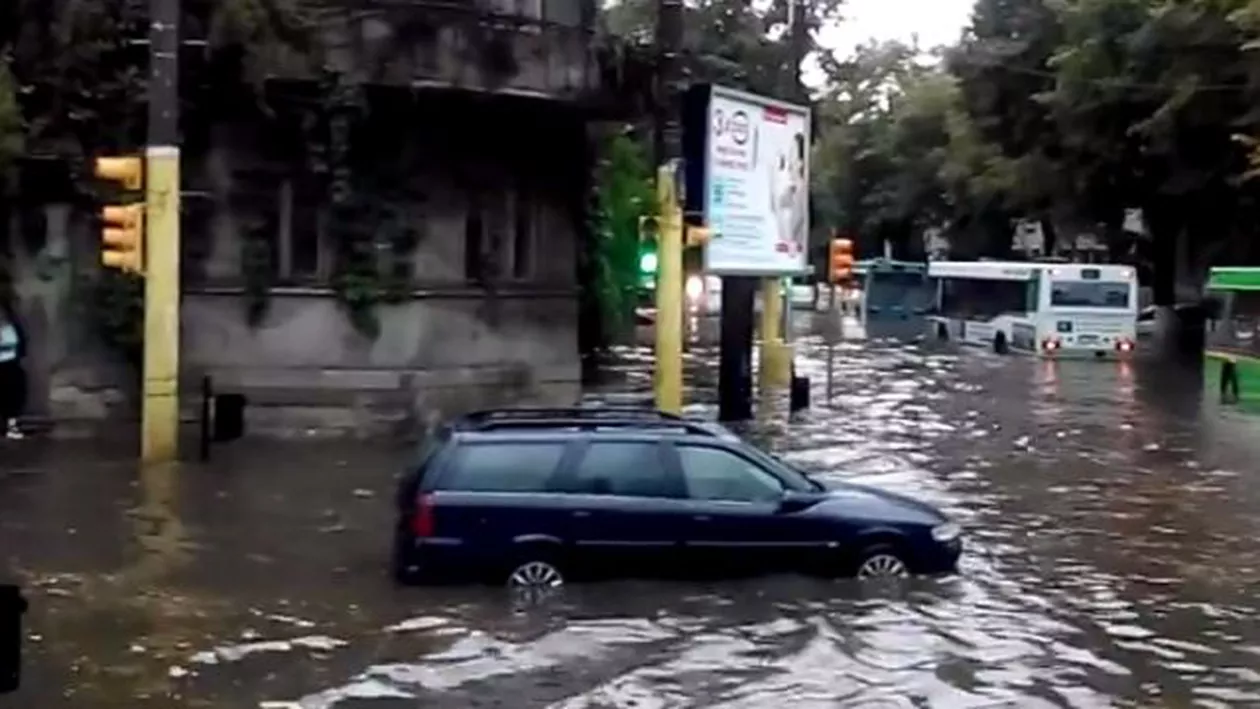 Constanța, transformată într-o mică Veneția după ploile torențiale: Imagini incredibile cu străzile înghiţite de ape (VIDEO)