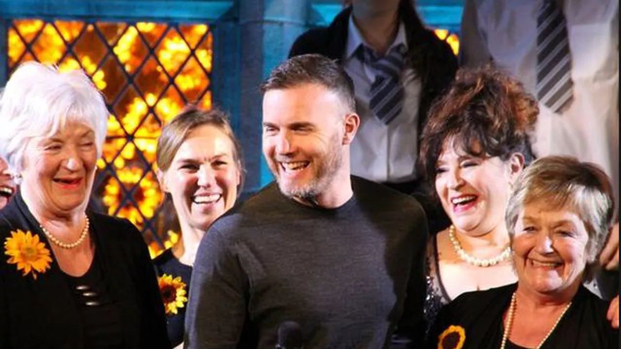 A acceptat provocarea: Compozitorul Gary Barlow a apărut dezbrăcat alături de doamnele din musicalul The Girls (FOTO)