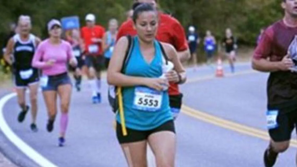 Definiția unei SUPER MAME: A găsit o cale de a alerga la semimaraton și de a-şi alăpta fiica la timp (FOTO)