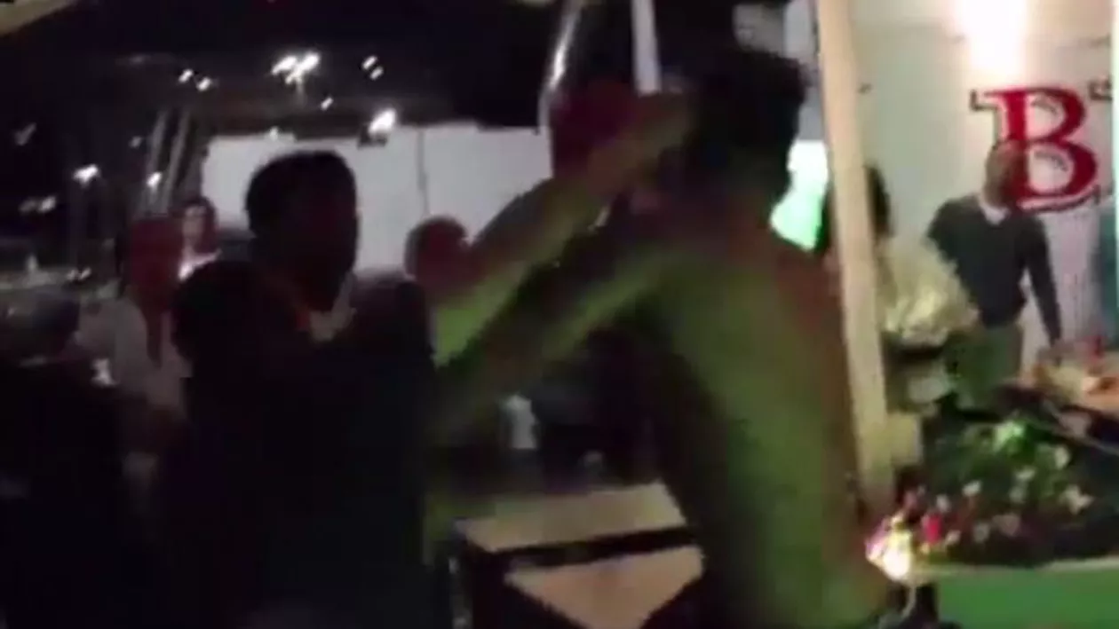 Un moldovean beat, cu chef de scandal, a fost făcut KO de către barman într-un bar din Italia (VIDEO)