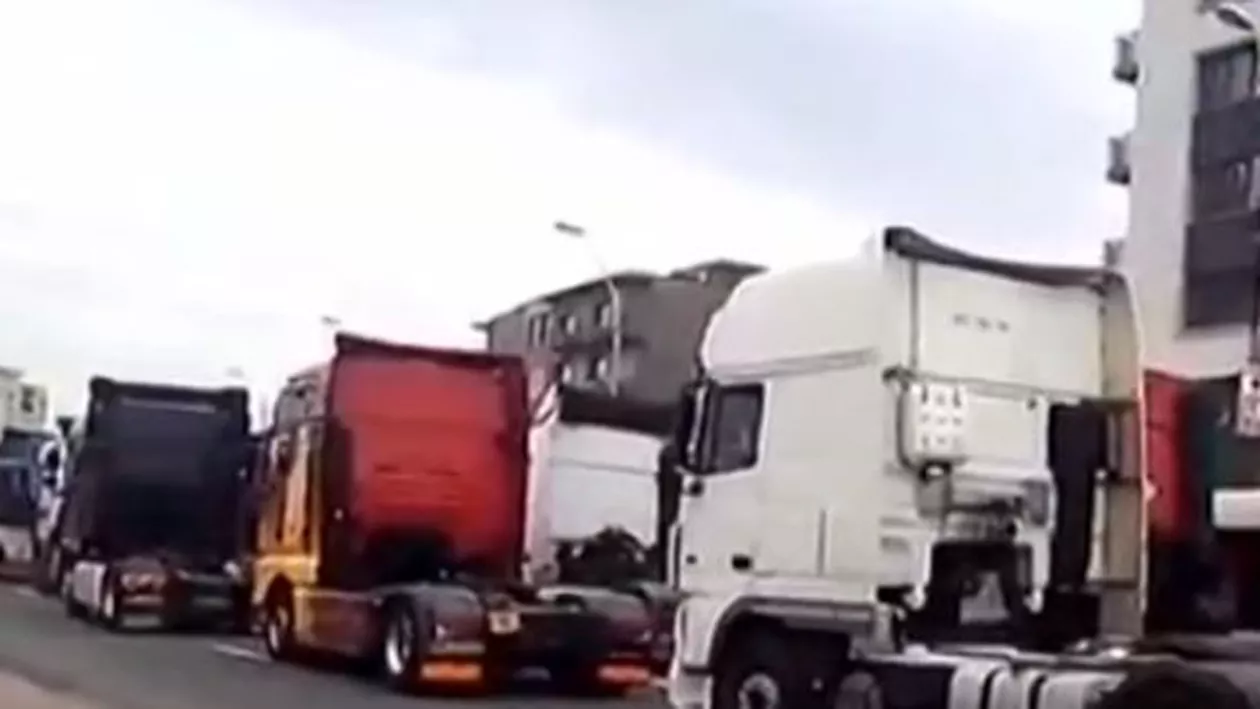 Transportatorii iar amenință cu proteste, după ce au constatat că plafonarea pentru șase luni a tarifelor RCA nu apare nicăieri în Ordonanța de Urgență a Guvernului (VIDEO)