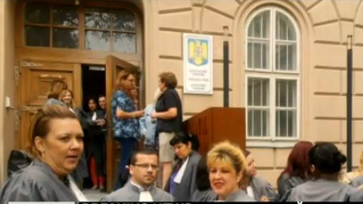 Se blochează procesele în instanțe: Grefieri din aproape toată țara protestează (VIDEO)