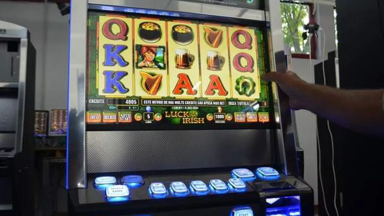 Imagini uluitoare în județul Vaslui: Minorii lăsați să joace la păcănele într-un bar (VIDEO)