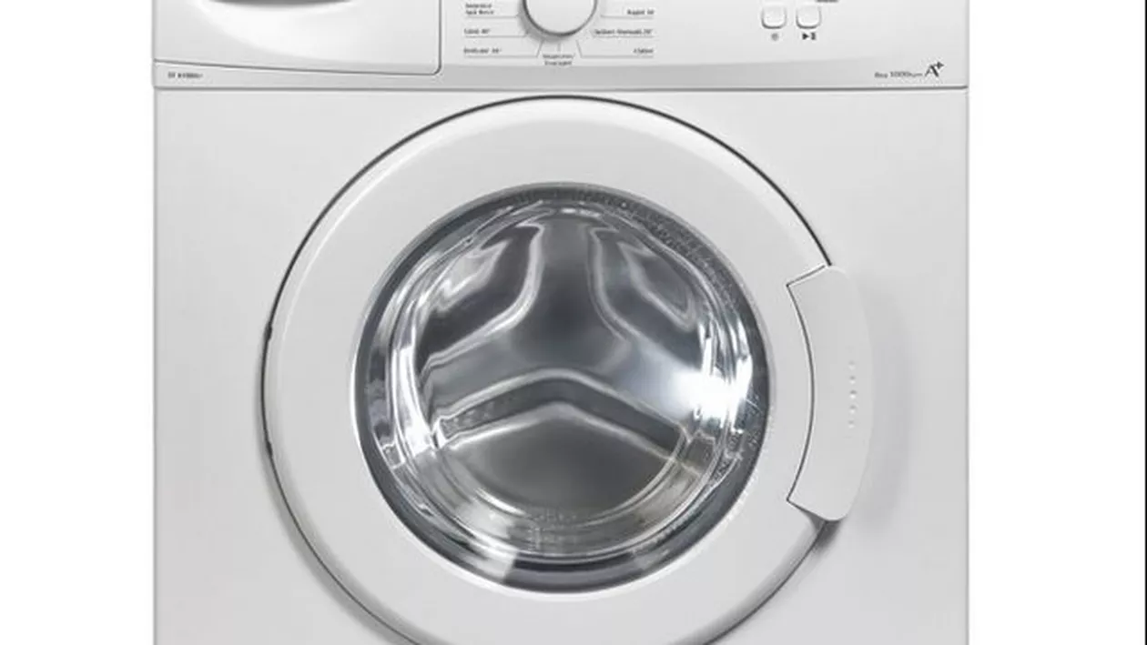 A apărut TOPLESS, pe internet, fără să vrea: A pozat mașina de spălat, iar în reflexie se vede mai mult decât și-ar fi dorit (FOTO)