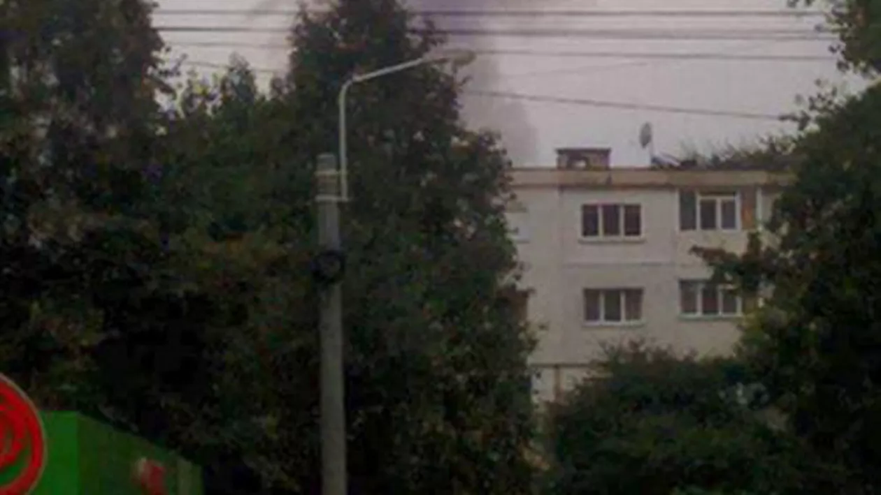 Locuitorii din Galați, speriați de apariția pe cer a unui nor de fum roșu. Care este explicația fenomenului (FOTO)