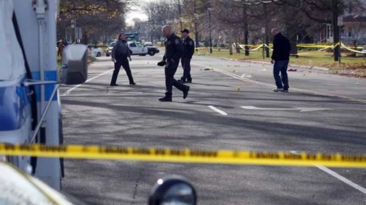 Gest revoltător! Un bărbat cu glugă a lovit un bătrân pe străzile din Londra (VIDEO)