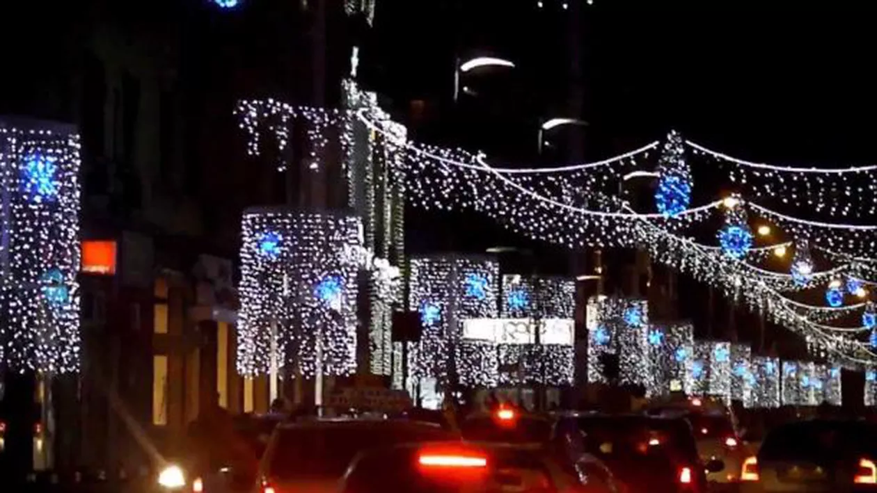 Craiova se pregătește pentru sărbătorile de iarnă: Au împodobit deja bradul de Crăciun (FOTO)