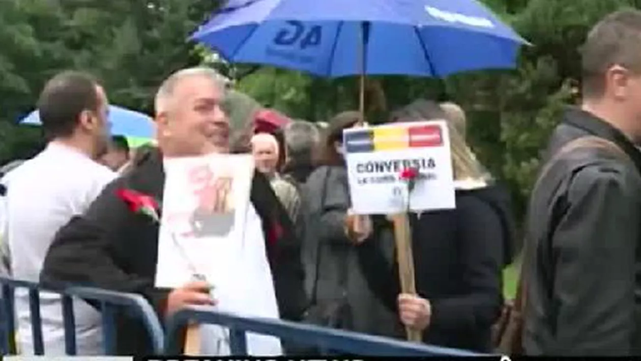 Protest în fața Guvernului: Zeci de datornici la bănci au ieșit în stradă pentru a cere lege pentru conversia creditelor în franci elvețieni (VIDEO)