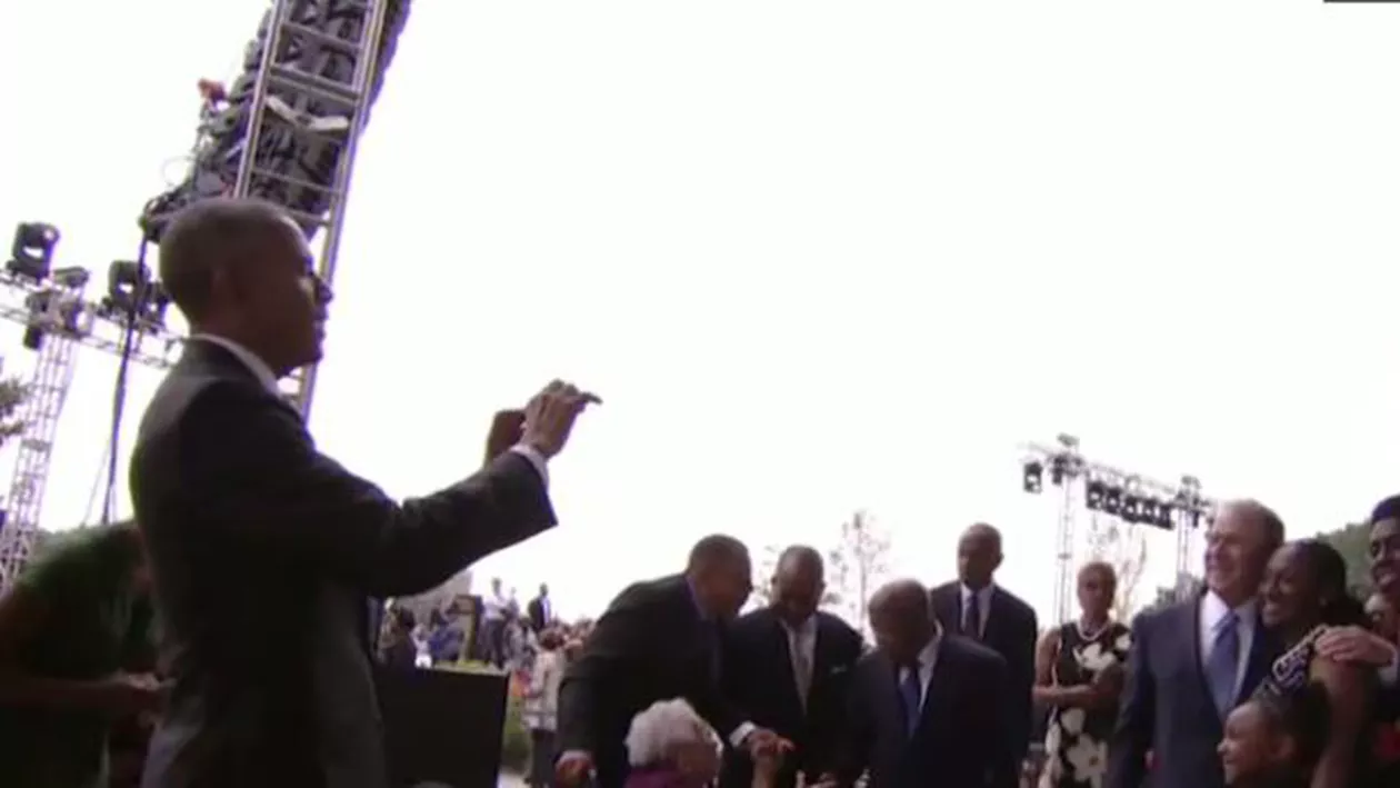 Președinte fotograf: George W. Bush l-a pus pe Barack Obama să îi facă o poză cu mai mulți participanți la o ceremonie (VIDEO)