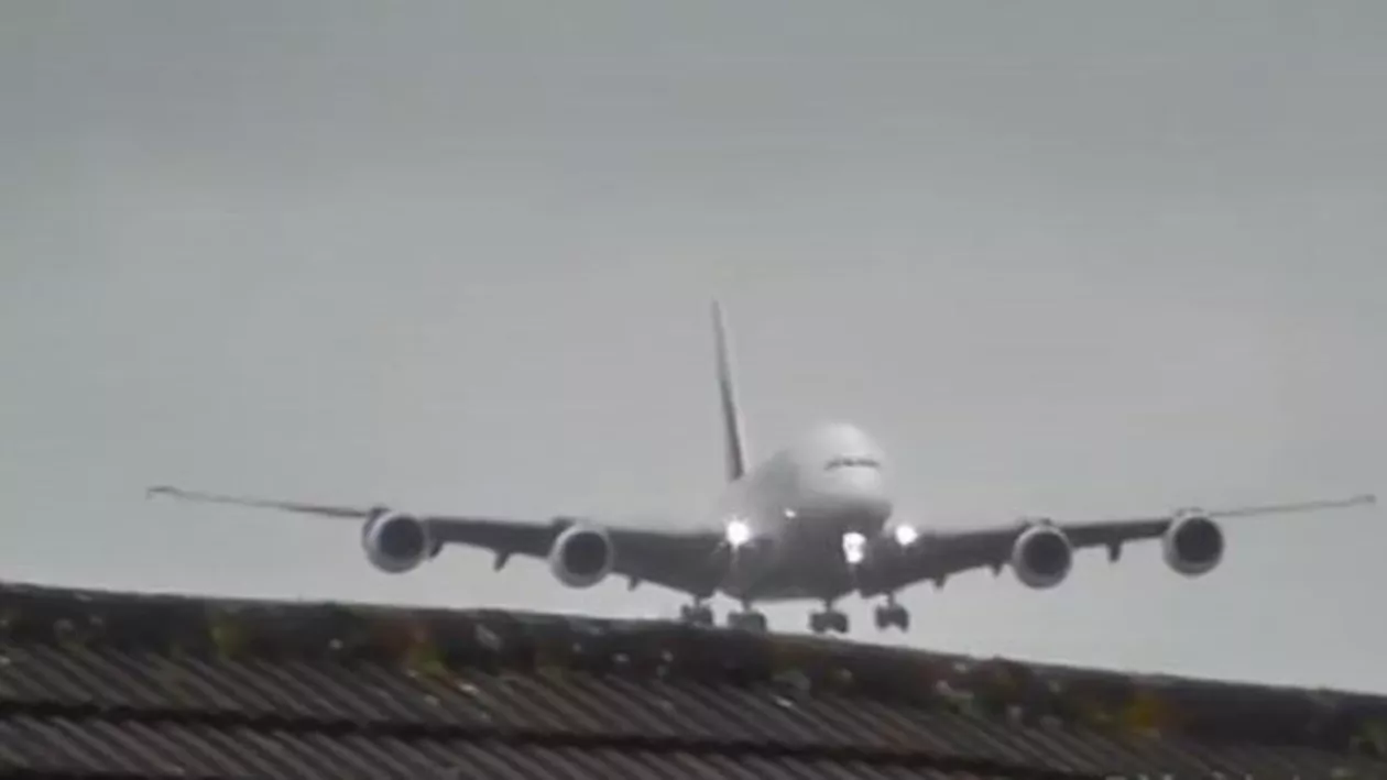 Imagini dramatice: Un avion cu 600 de pasageri la bord, filmat în timp ce încerca să aterizeze, dar vântul puternic nu-l lăsa (VIDEO)
