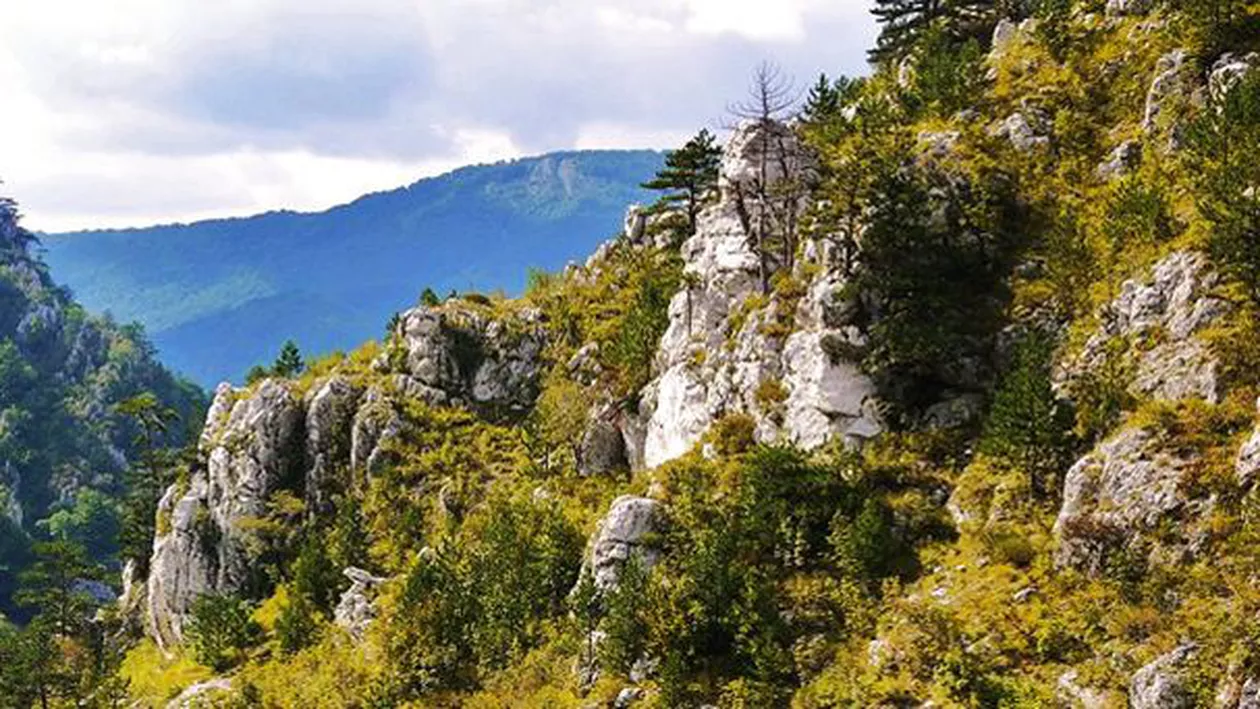 Doi tineri alpiniști au rămas blocați în munți: Aceștia au fost salvați de salvamontiști (VIDEO)