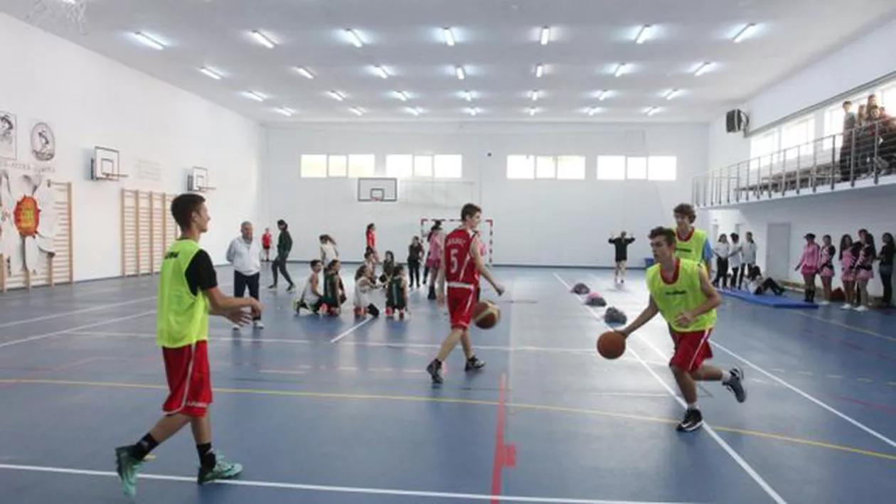 Ora de sport, o corvoadă pentru părinți: „I-am preschimbat, în ultimii 20 de ani, în niște ființe neputincioase, care nu știu să alerge, să înoate, să sară un gard, nu știu să supraviețuiască”