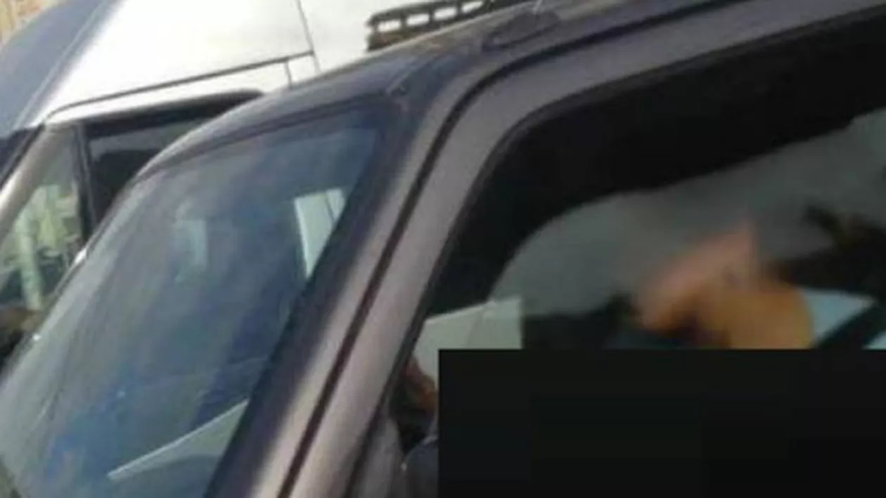 Inconștiența la volan. O șoferiță conduce, vorbește la telefon și își alăptează copilul, totul în același timp (FOTO)