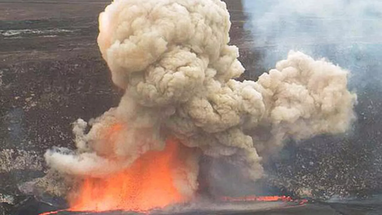 Sute de turiști au fost puși în pericol de erupția unui vulcan din Indonezia (FOTO)