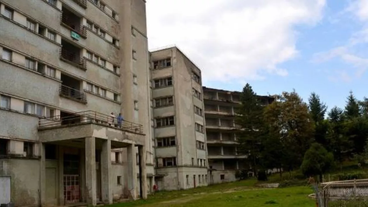 Imaginea Sănătății din România: Pacienții tratați într-o clădire cu jumătate de acoperiș smuls de vânt, balcoane care stau gata să cadă și ziduri pline de igrasie și mucegai (FOTO)