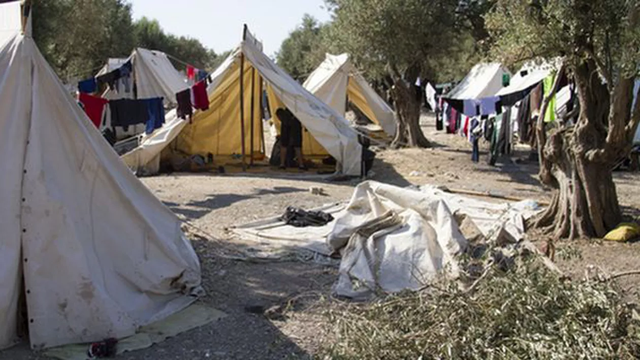 Tânăr pakistanez, victima unui viol colectiv în tabăra de refugiați de pe insula Lesbos