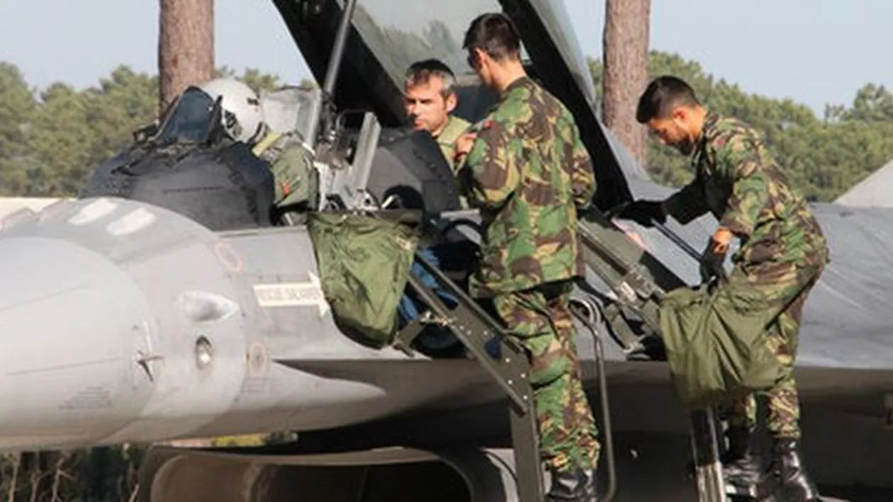 Piloții români, încântați de noile avioane de luptă F-16. Aparatele poartă însemnele României și sunt gata să decoleze spre țară (FOTO)