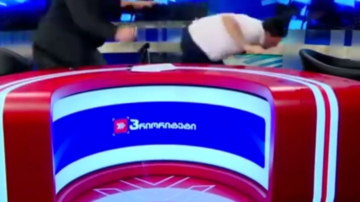 Bătaie ca în filme într-un studio de televiziune. Doi politicieni și-au împărțit pumni în cadrul unei dezbateri înainte de alegerile legislative (VIDEO)