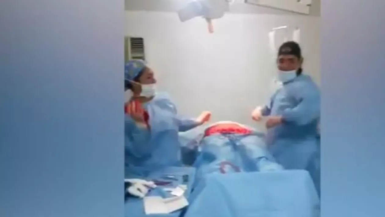 Dans pe ritm de Bruno Mars într-o sală de operație. Un chirurg plastician a mimat dansul cu pacientul inconștient, în timp ce asistenta flutura o bucată din pielea acestuia (VIDEO)