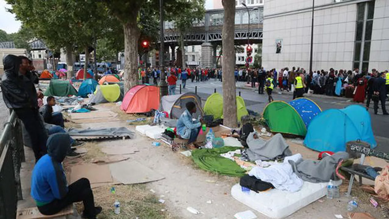 Cum locuiesc imigranții pe străzile din Paris (VIDEO)