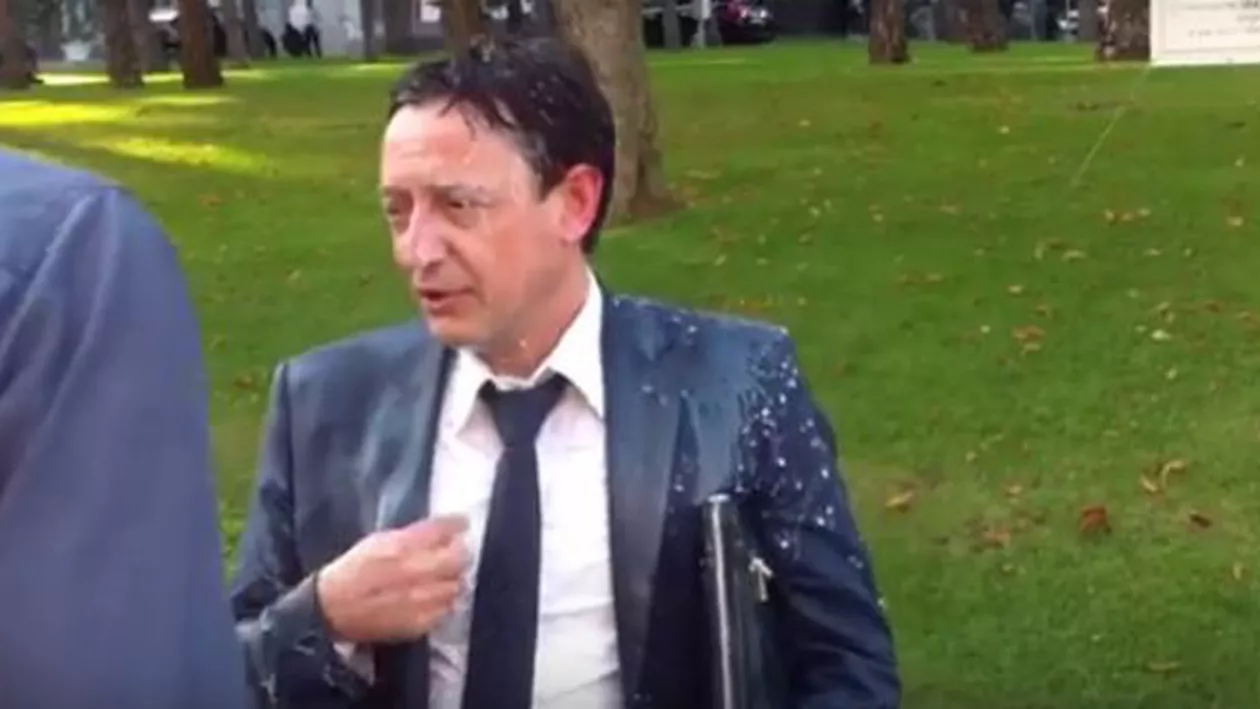 Ministrul moldovean al Finanțelor, stropit cu o găleată cu lapte de un activist civic (VIDEO)