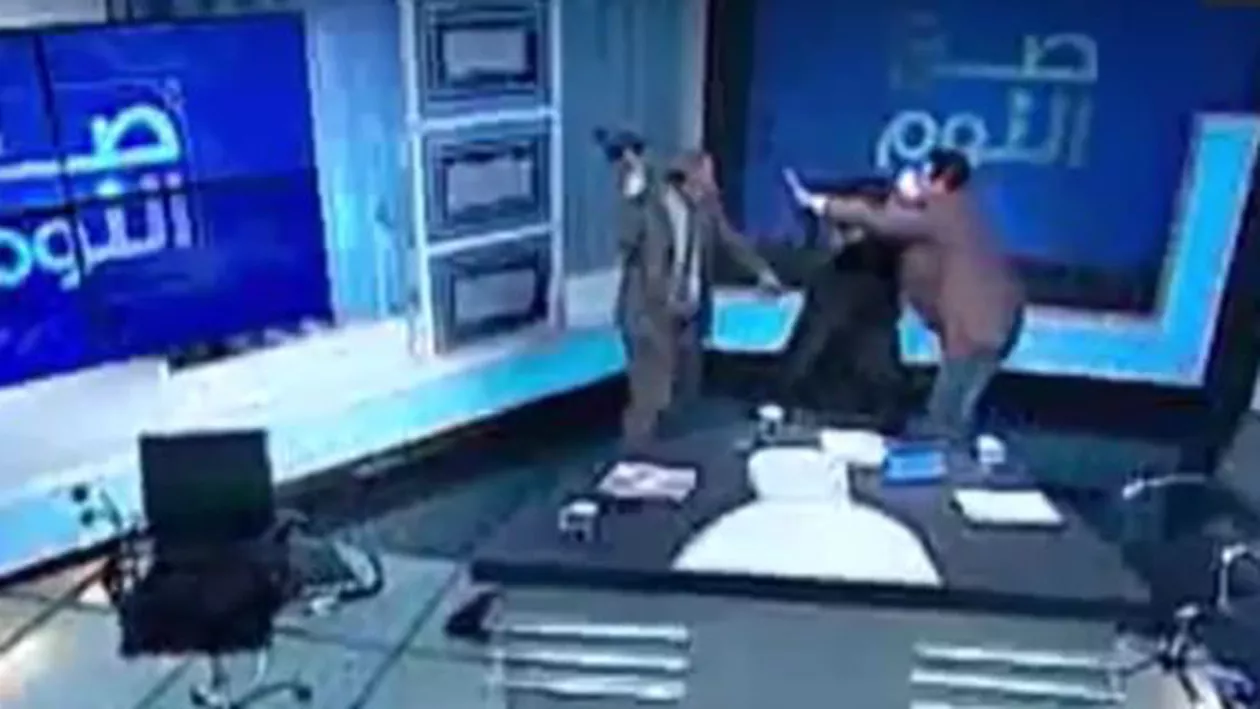 Bătaie într-un platou de televiziune din Egipt: Un imam a fost atacat cu un pantof după ce și-a exprimat punctul de vedere cu privire la purtarea vălului islamic (VIDEO)