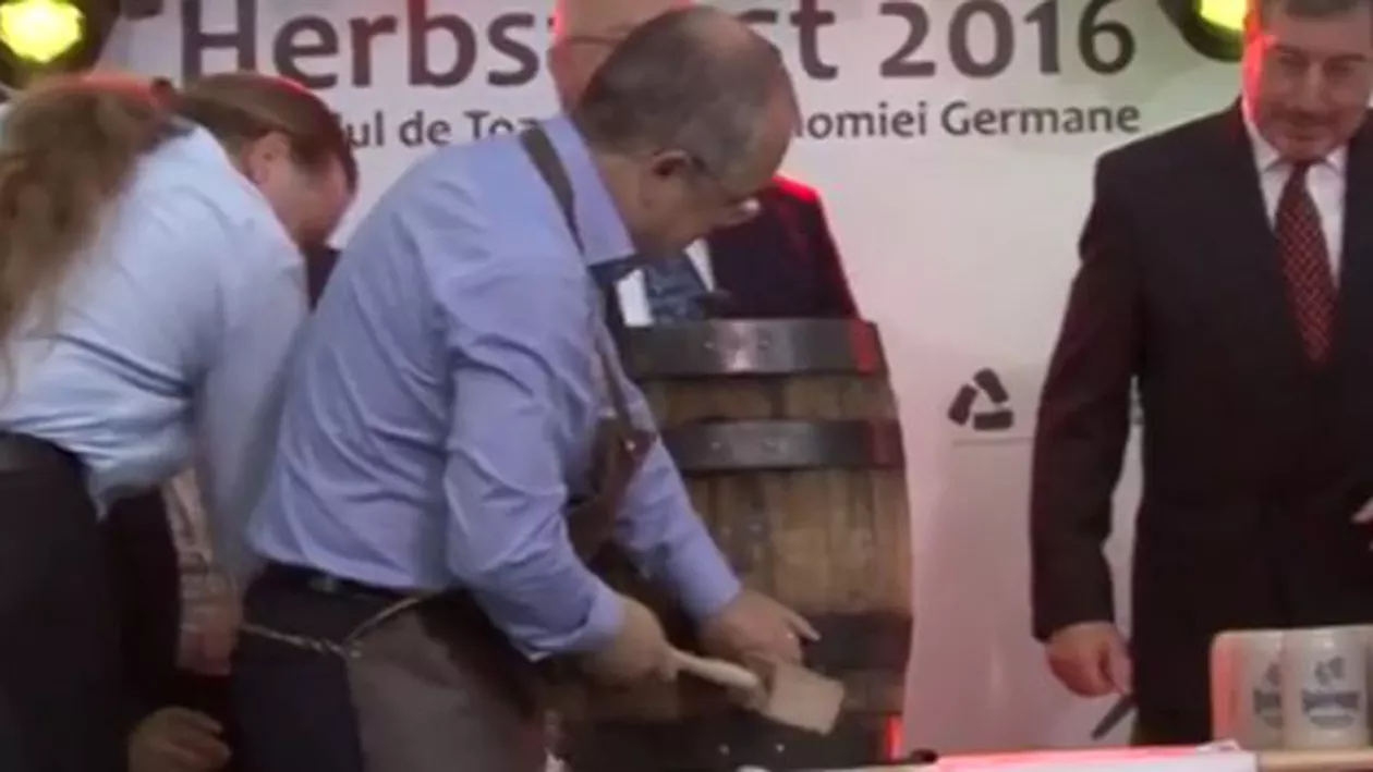 Emil Boc, protagonistul unui moment inedit la Cluj: Edilul a încercat de două ori, fără succes, să dea cep unui butoi cu bere la un festival german (VIDEO)