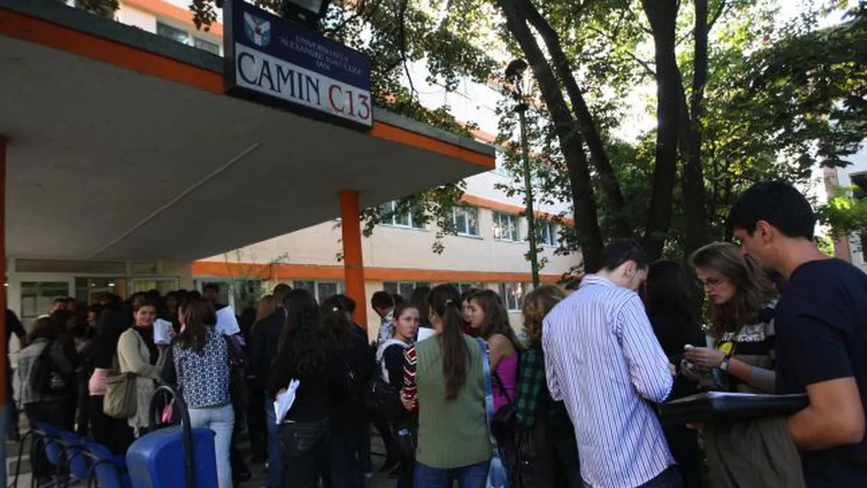 Forfotă în campusurile universitare: Studenții s-au întors la cămine, în pragul deschiderii facultăților (VIDEO)