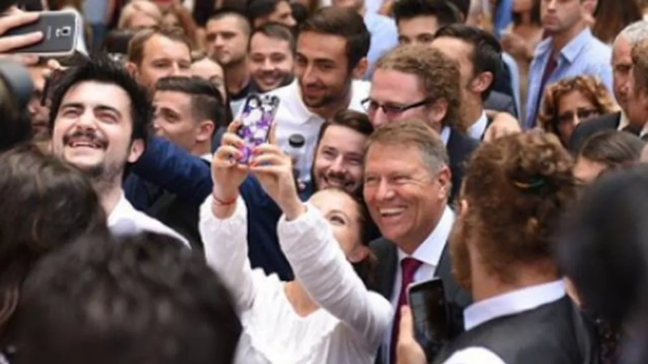 Iohannis, către studenţi: Intraţi în partide. Cum vreţi să dispară dinozaurii cu discursuri retrograde? Trebuie să gândiţi politic, să acţionaţi politic, iar dacă nu sunteţi ascultaţi, protestaţi