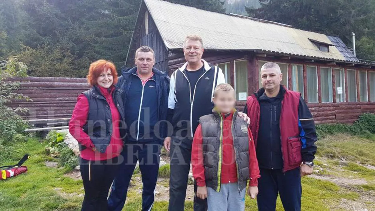FOTO INEDIT: Klaus Iohannis în trening, la o pensiune din Retezat! Preşedintele a profitat de ultimele raze calde ale toamnei la munte