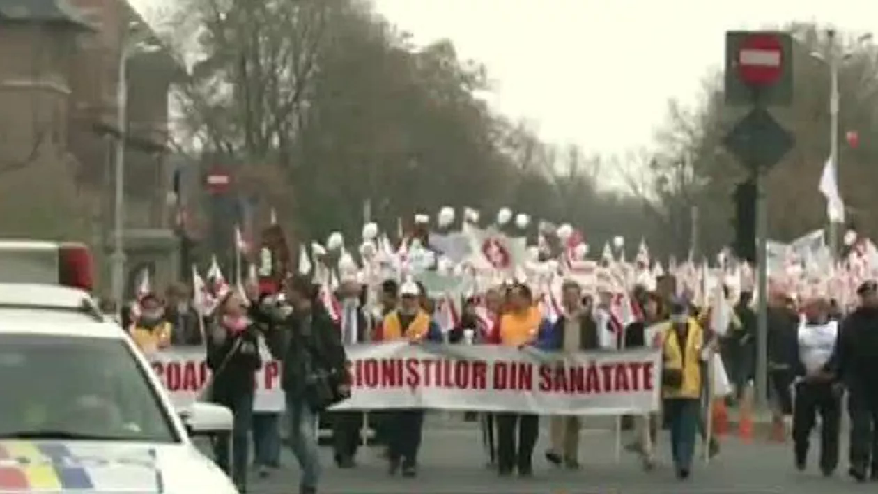 Se pregătește o grevă generală în sistemul sanitar: Sindicaliștii de la Federația Sanitas pichetează sediul ministerului Sănătății (VIDEO)