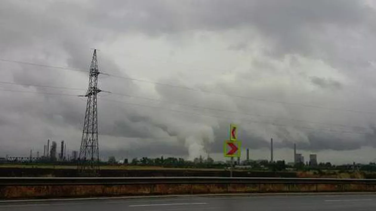 Ploieștiul este sufocat de noxe: Locuitorii protestează împotriva poluării din oraș și vor înmâna o plângere guvernului (VIDEO)