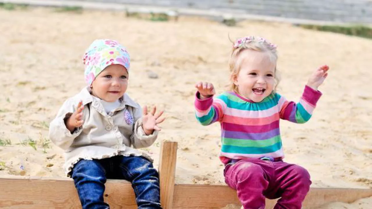 Proiect de lege: Atât copiii născuți, cât și cei înfiați vor beneficia de o nouă alocație