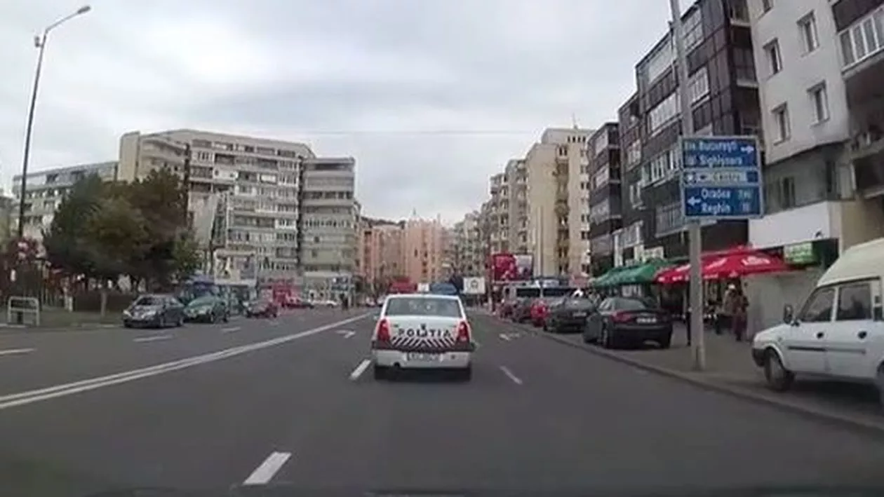 Șoferul care le-a atras atenția oamenilor legii prin puterea exemplului: "Nu vă merge niciun bec pe frână!". Care a fost reacția polițiștilor (VIDEO)