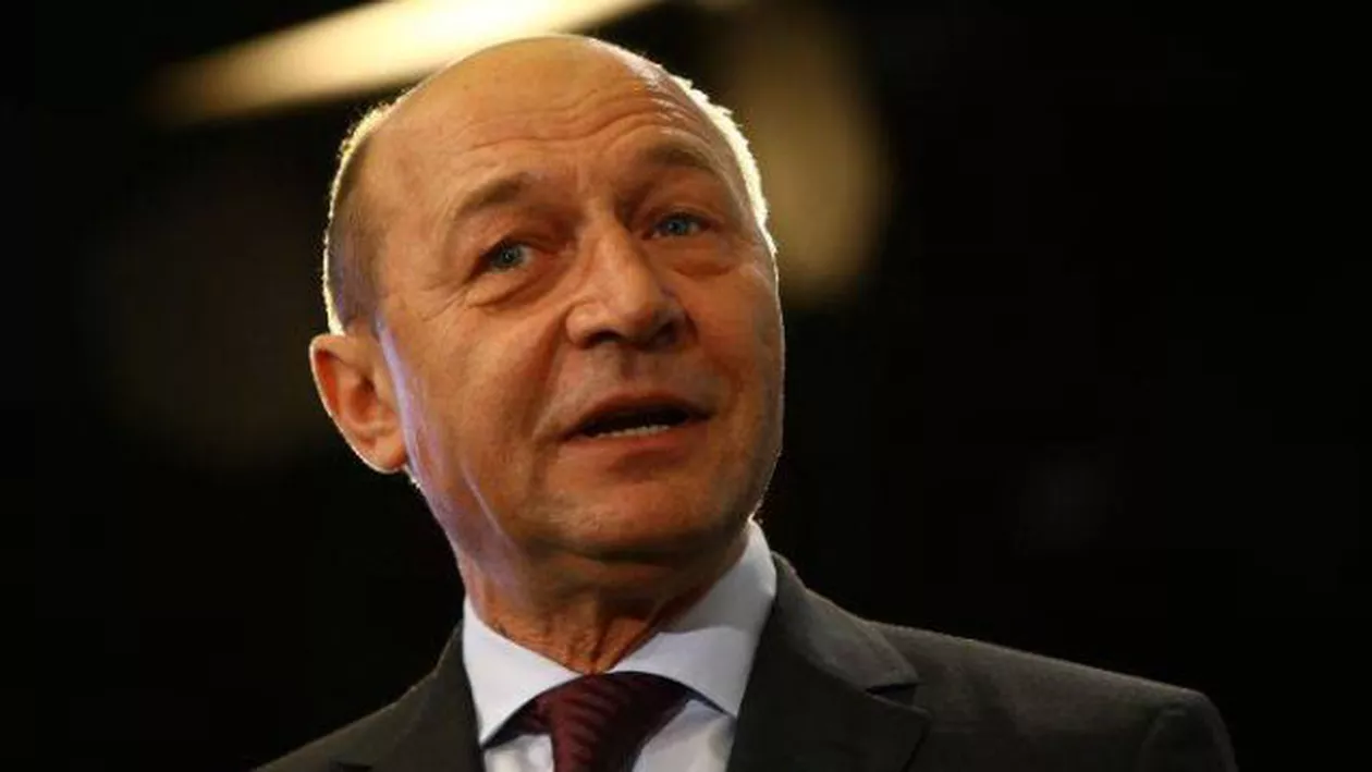 Băsescu, despre "frăția PSD-PNL în apărarea doctorilor impostori": "Hoţul se va controla singur în buzunare"