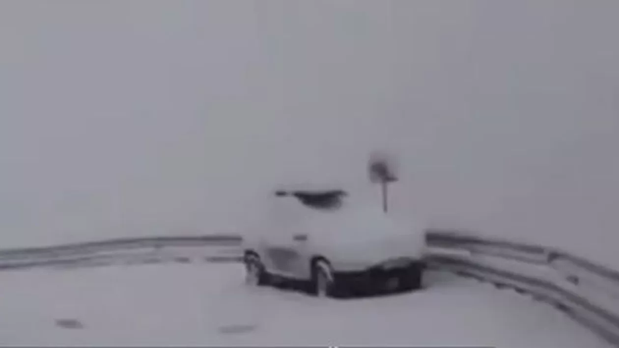 Mai mulți turiști au rămas blocați pe Transalpina din cauza ninsorii (VIDEO)