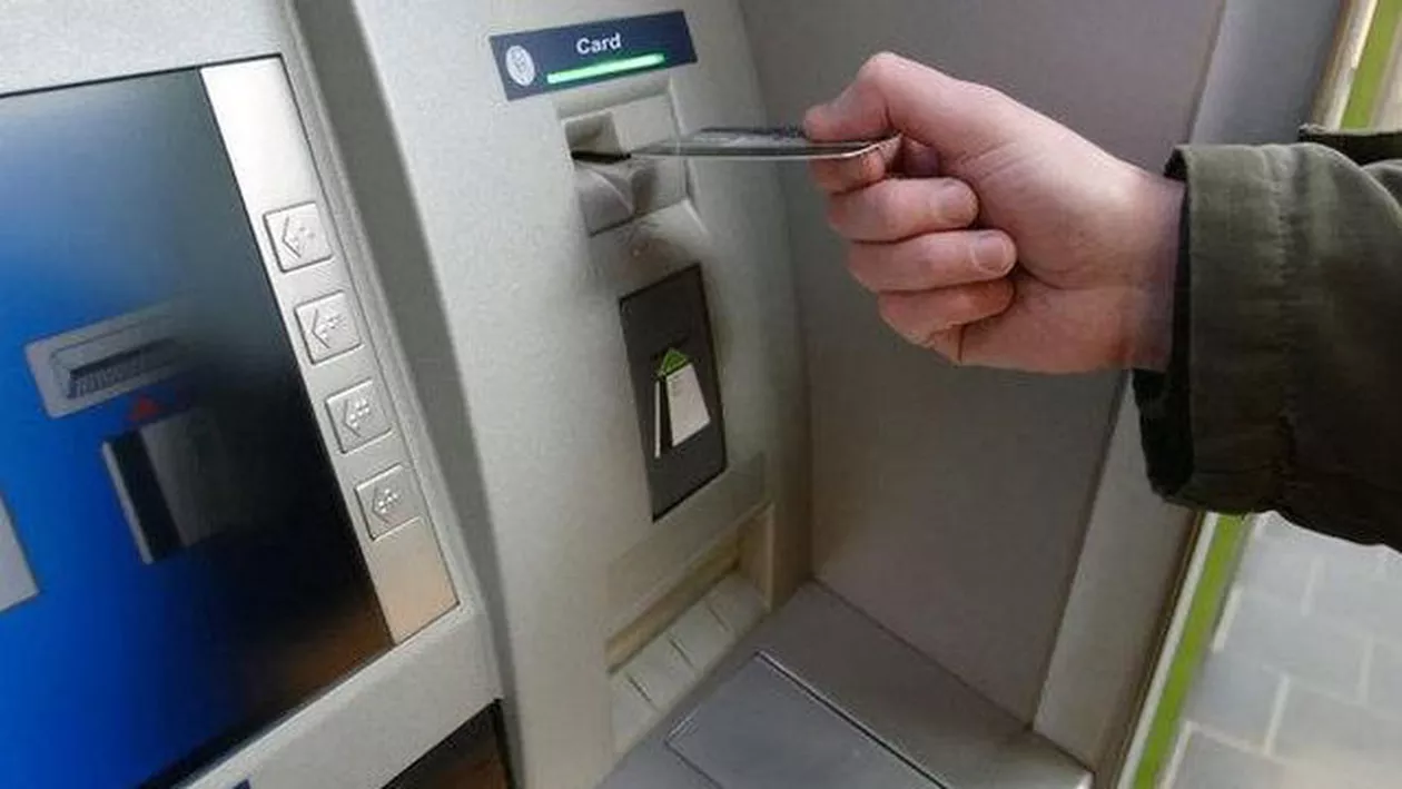 Un român, prins la Bacău, după ce a furat 1,5 milioane de lire sterline, virusând 50 de bancomate din Londra