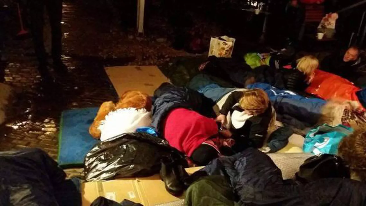Ambasadorul Marii Britanii la București, Paul Brumell, și Nicușor Dan au dormit o noapte în stradă pentru a marca Ziua Internațională a Personelor fără Adăpost (FOTO, VIDEO)