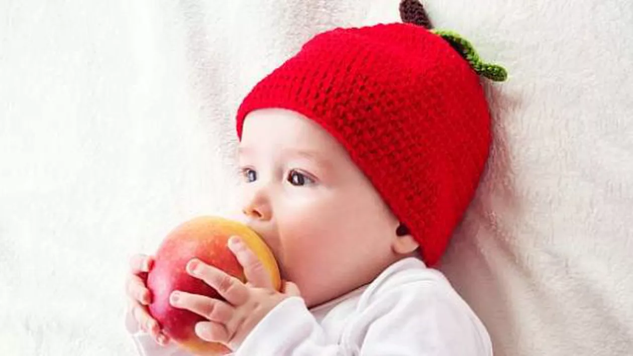 „Ea avea de gând să trăiască cu apă şi lumină solară”. Copil de 11 luni, hrănit doar cu nuci și fructe de mama sa vegană. Ce s-a întâmplat când lucrurile au devenit publice