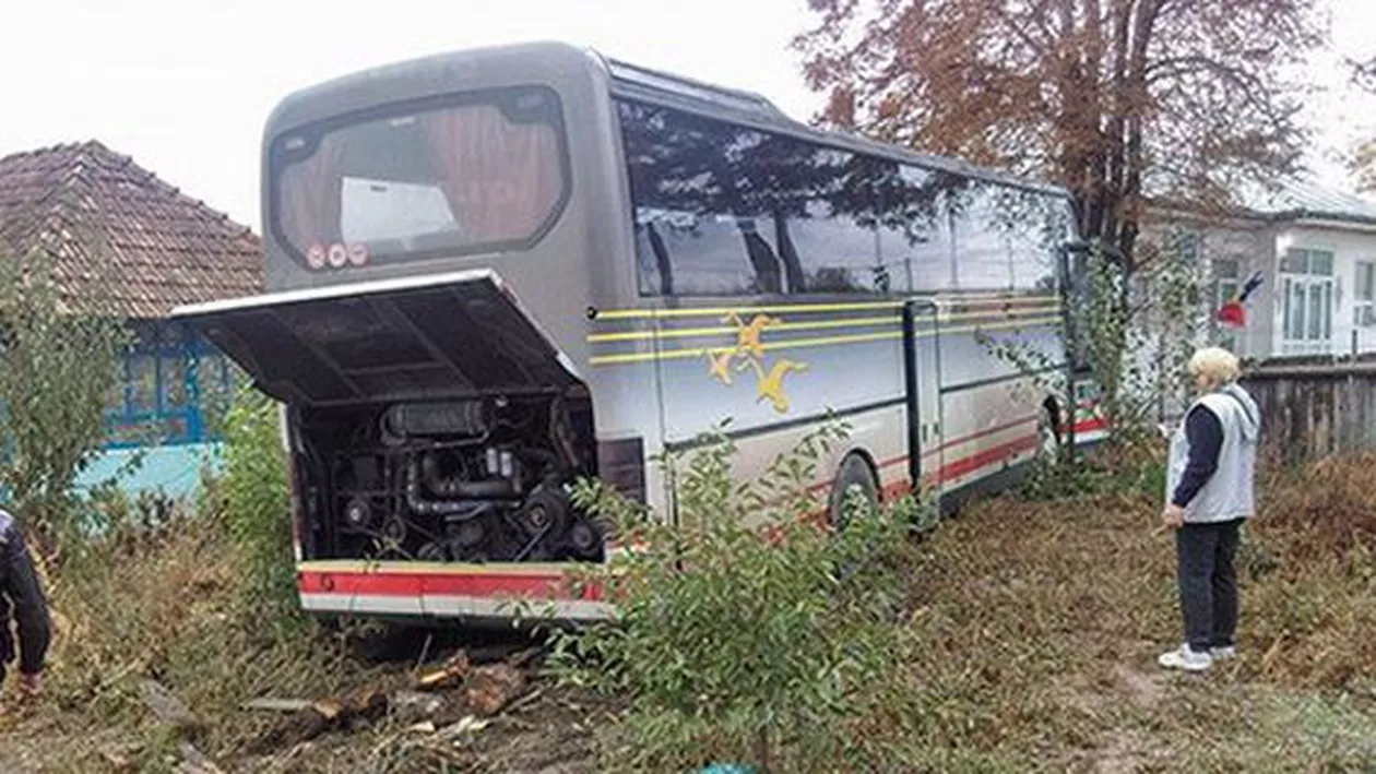 Accident cumplit în Vaslui:  Un autocar cu pelerini intrat într-un cap de pod şi apoi într-o gospodărie. Şoferul a suferit un accident vascular cerebral (VIDEO)
